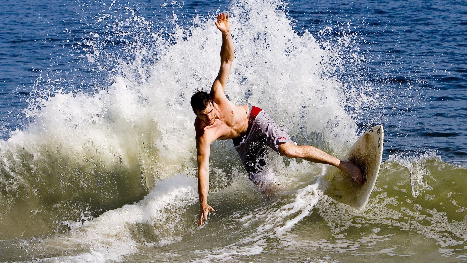 “亚戈·卡尔曼的快速突破与精准传球,成就阿根廷美洲狮队的全能进攻”