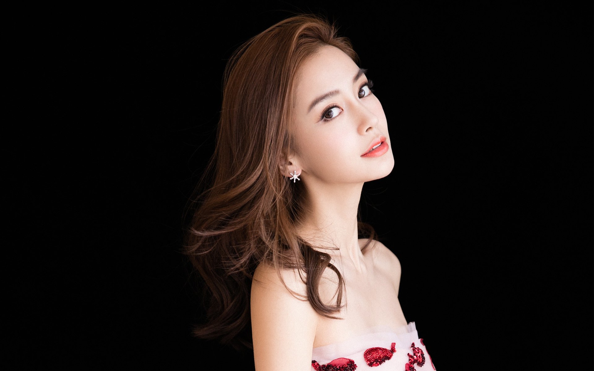 谷爱凌带动滑雪进校园活动升温,中国自由式滑雪选手谷爱凌介绍