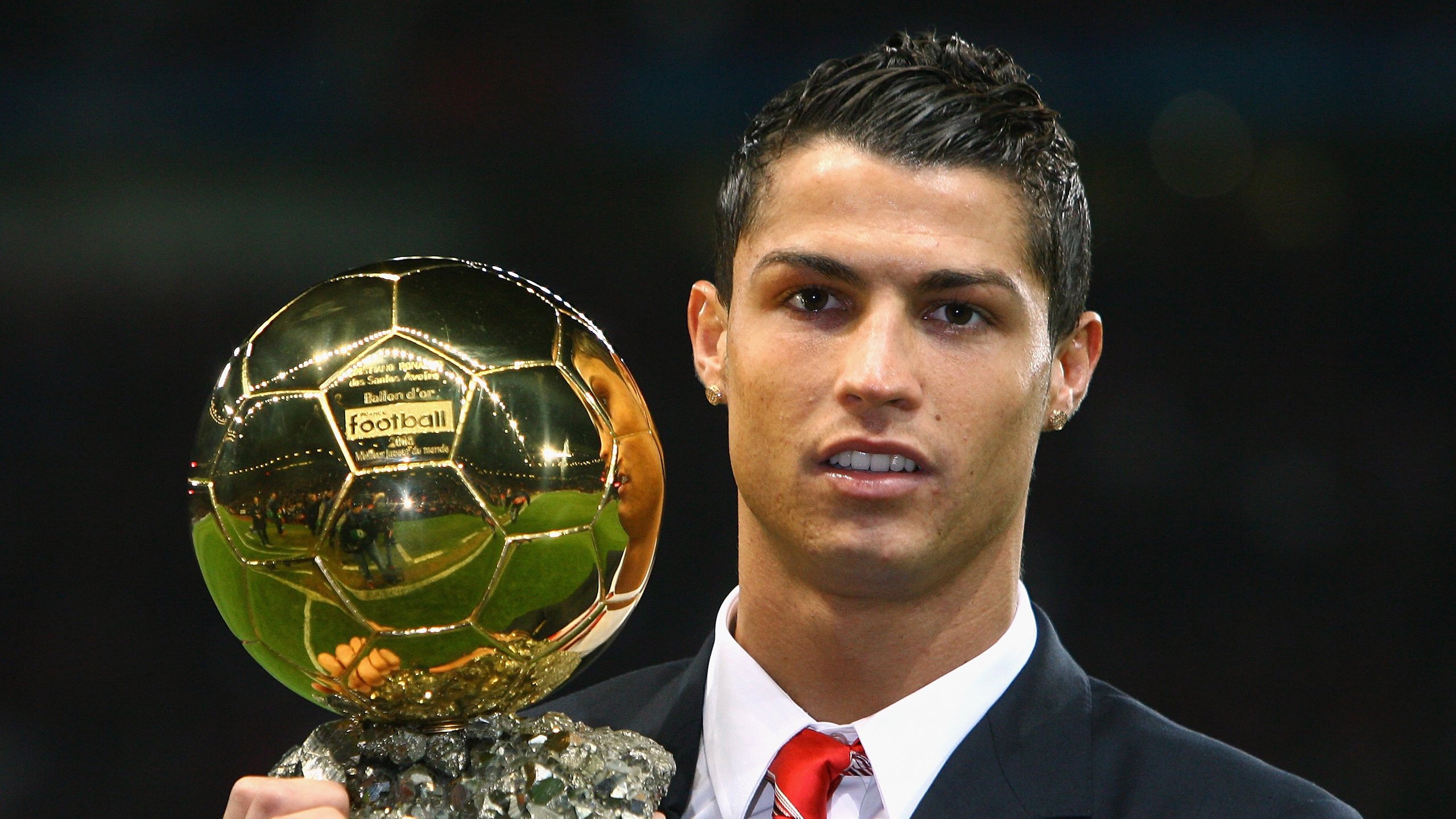 开云电子-_冬季冰屏幕灯光秀：科技点亮运动夜_，冰屏led显示屏案例